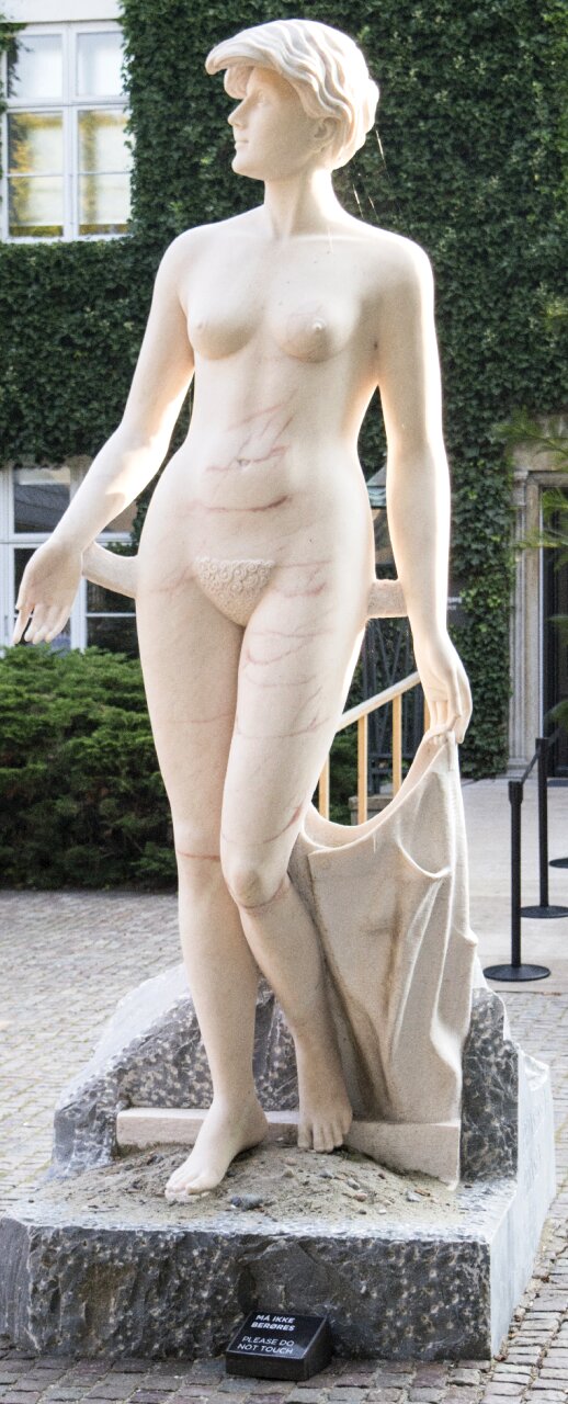 Statue louisiana woman
