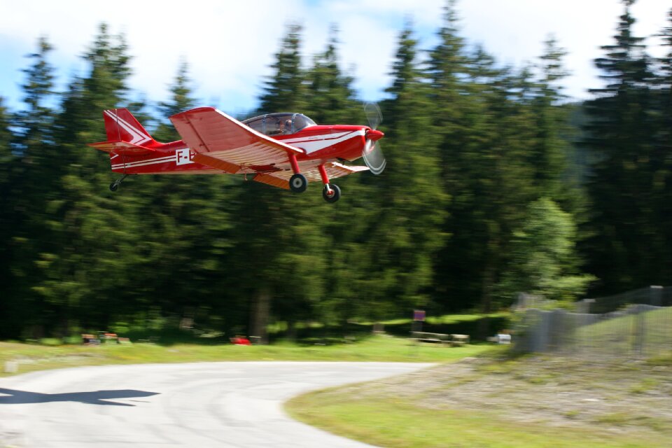 Landing aircraft mountain