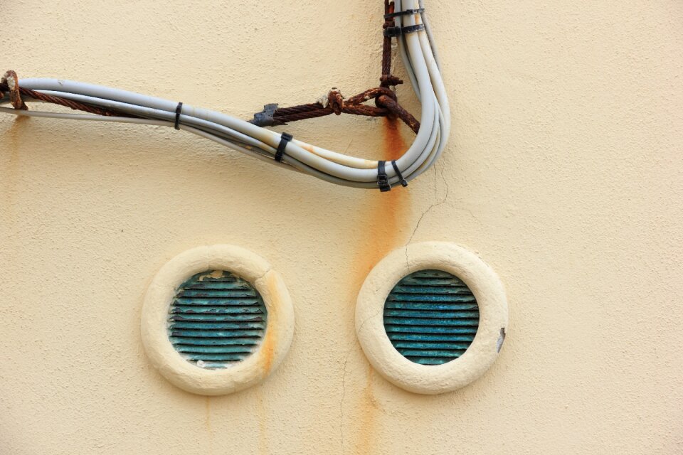 Seafront ventilation wall