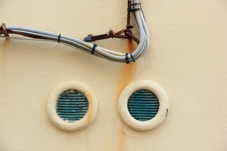 Seafront ventilation wall