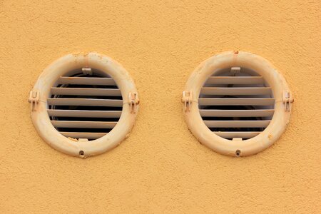 Seafront ventilation wall