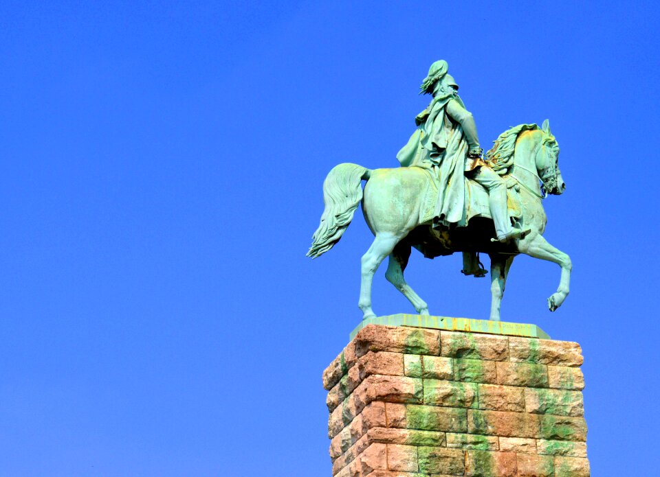 Horse sculpture reiter