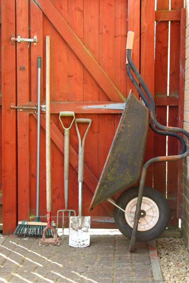 Spade fork wheelbarrow