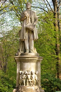 Monument lortzing stone sculpture