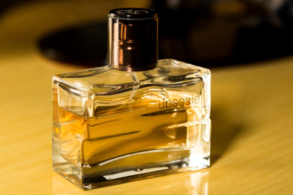 Cosmetics glass smelling