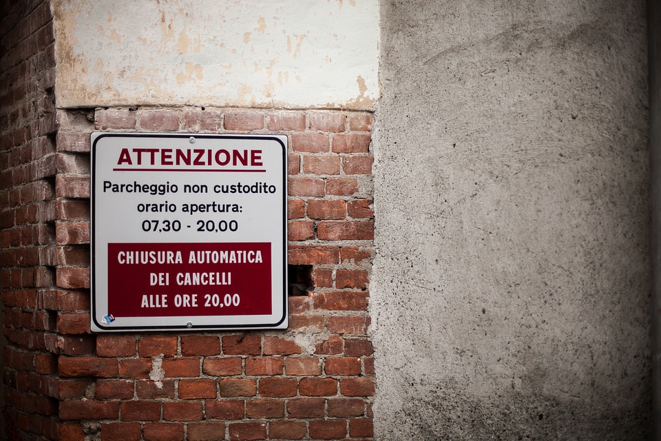 Attention notice wall