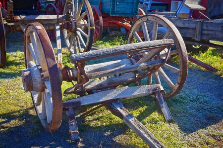 Wood cartwheel carriage photo