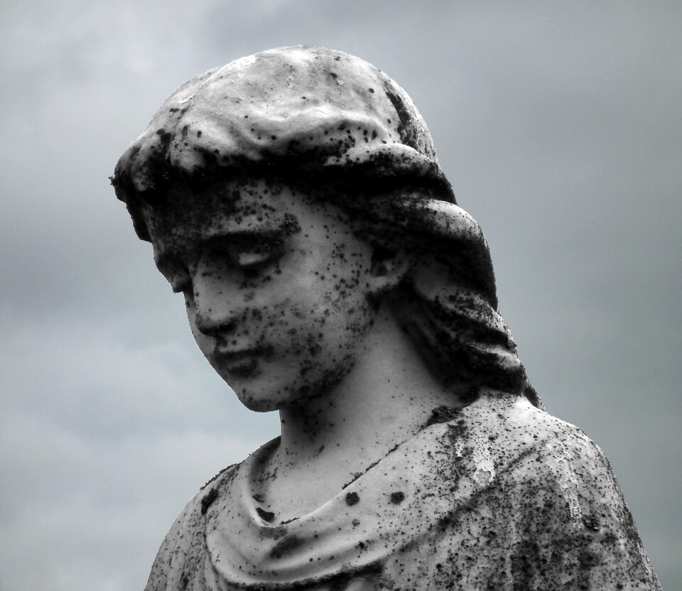 Sculpture grave