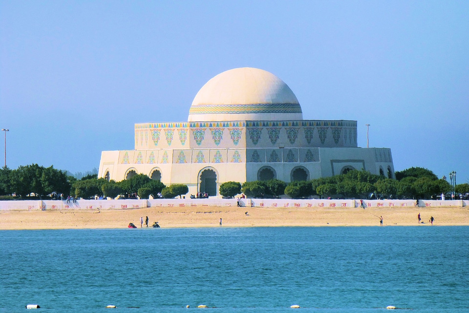 Opera house dubai sea