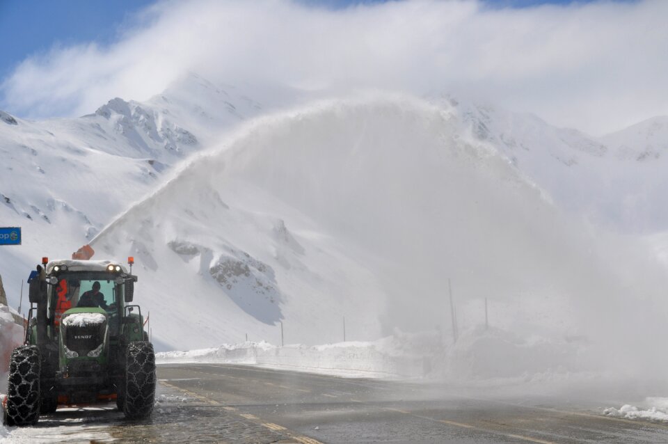 Blow device clearing snow