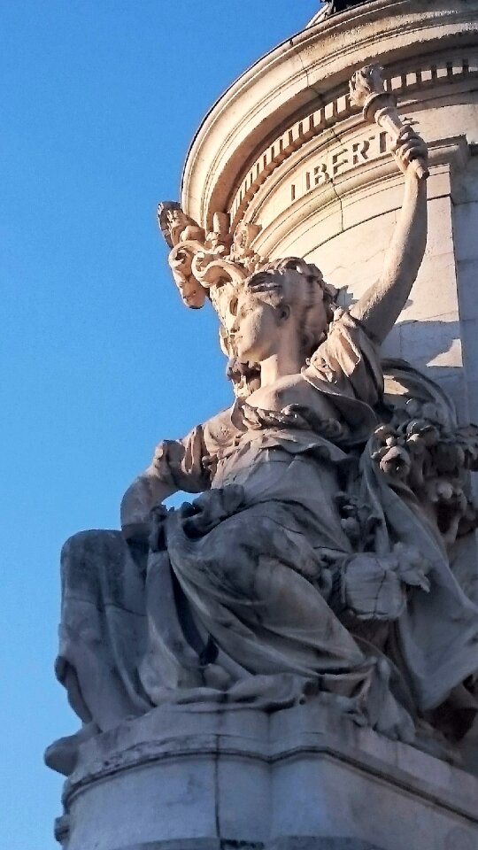 Fountain sculpture statue