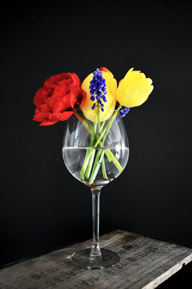 Bouquet wooden crate tulips