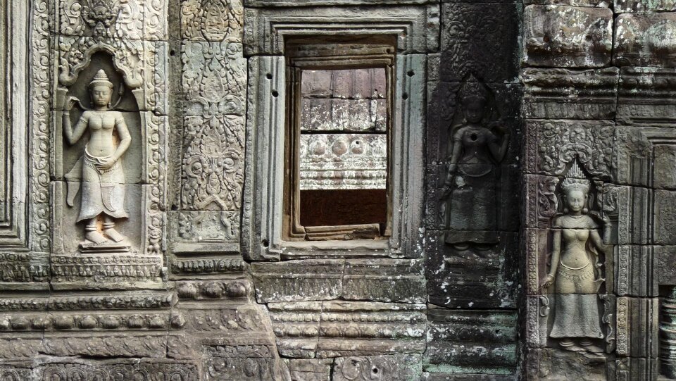 Statue ruins goddess