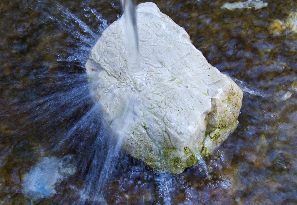 Wet fountain drip