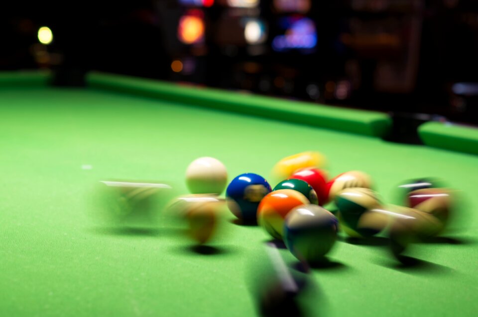 Play splattering billiard table