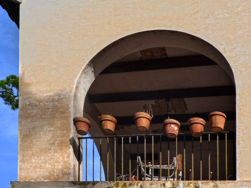 Ruin pots porch