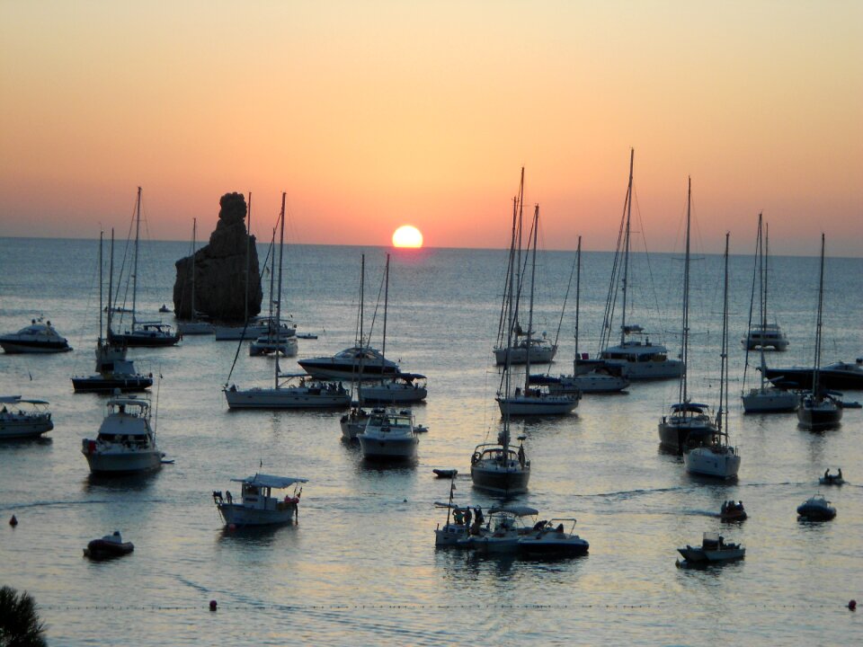Horizon sun sea