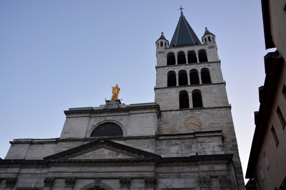 Building religious monuments france