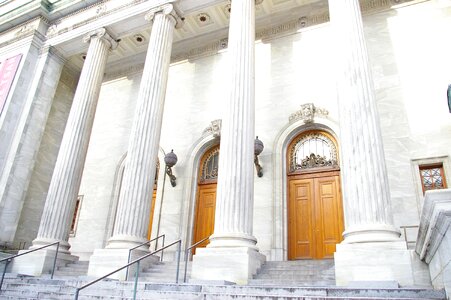 Columns building