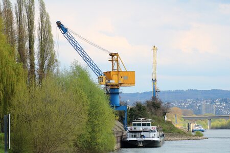 Port crane ship
