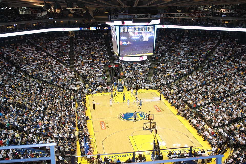 Oakland crowd basketball stadion