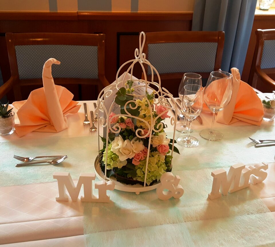 Mr mrs wedding eingedeckter table