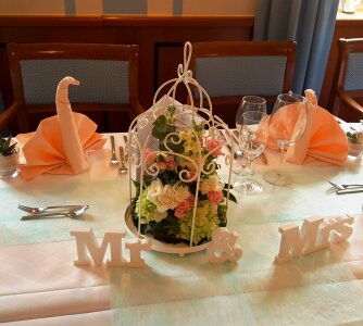 Mr mrs wedding eingedeckter table