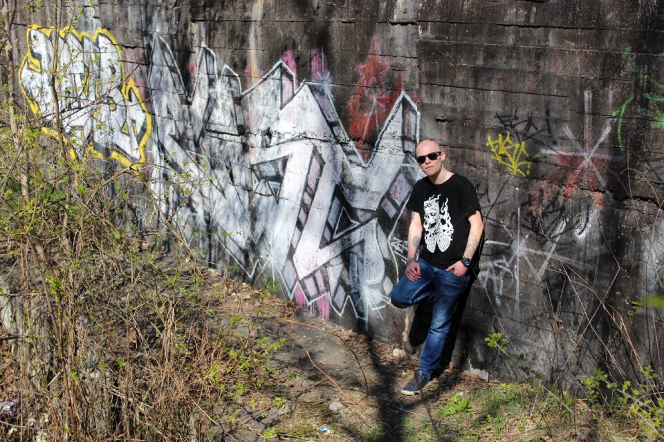 Street art wall man