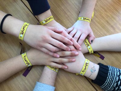 Bracelets hands union