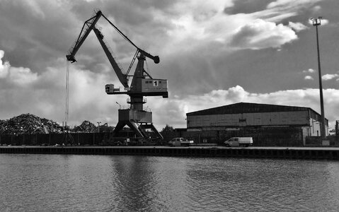 Scrap crane river
