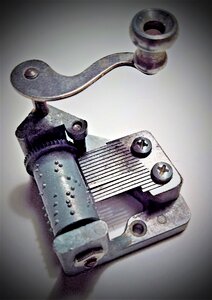 Crank roll movable tines