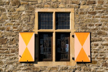 Wall stone building