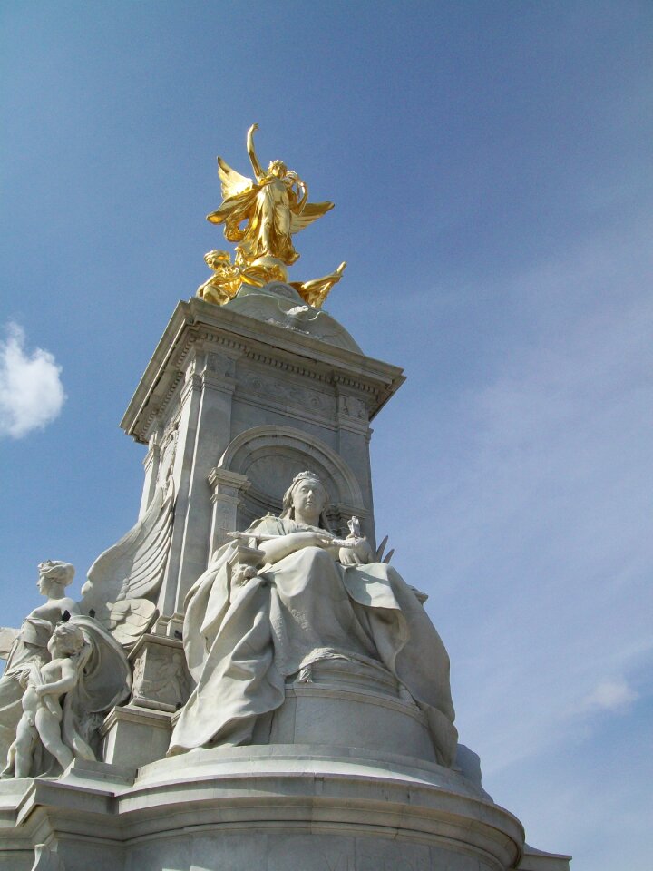 Statue british english