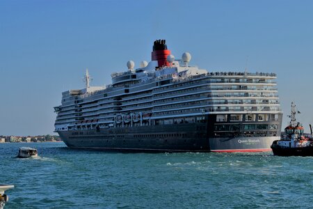 Queen elizabeth liner photo