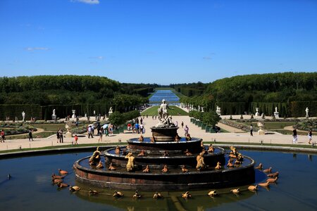 Versailles distance the vast