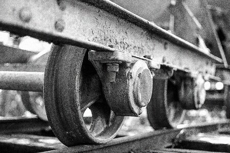 Rail wheel iron