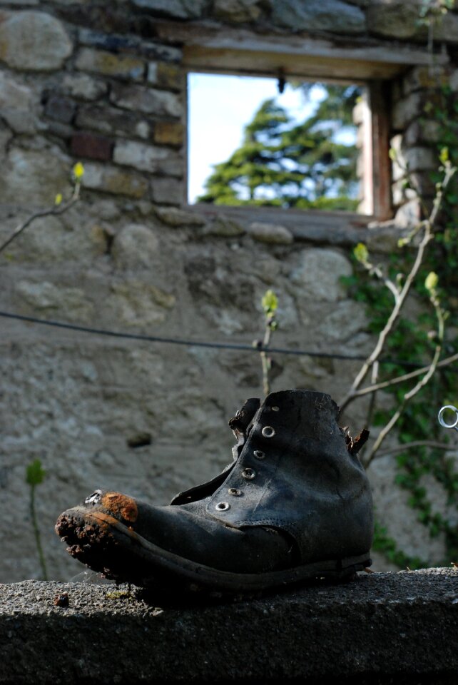 Leather brick wall gray shoes