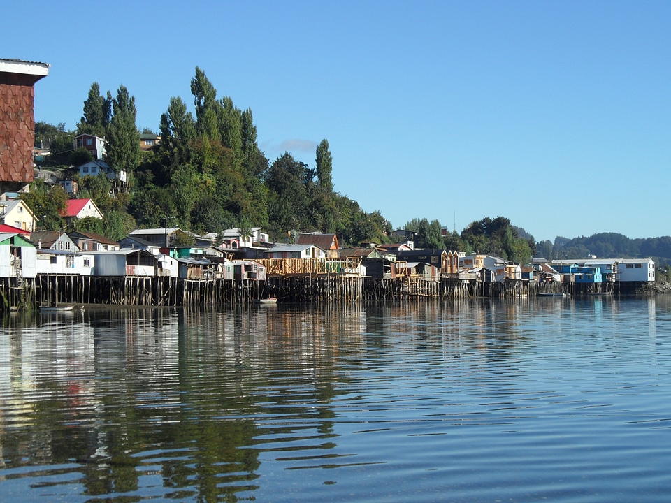 Chile stilt houses water