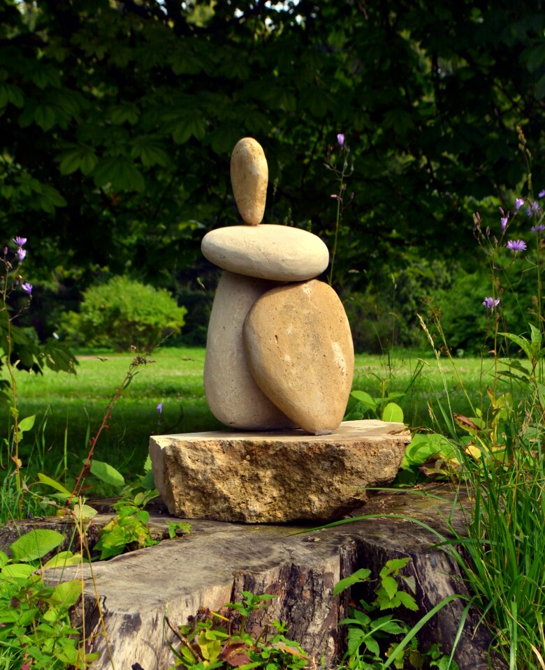 Stump statue monument