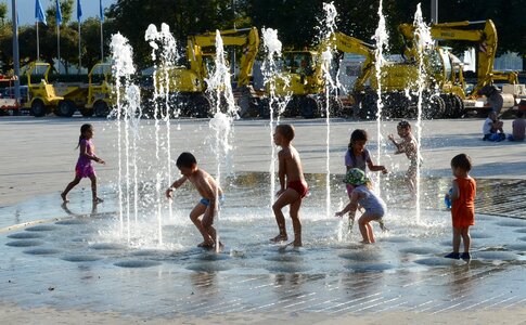 Sechseläutenplatz water fountain children playing