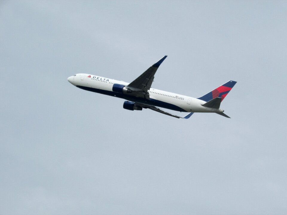 Delta airlines take off pilot go