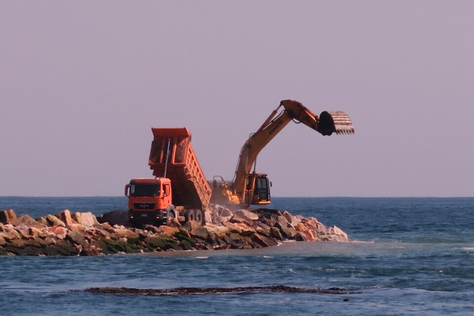 Machinery spring breakwater