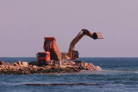 Machinery spring breakwater