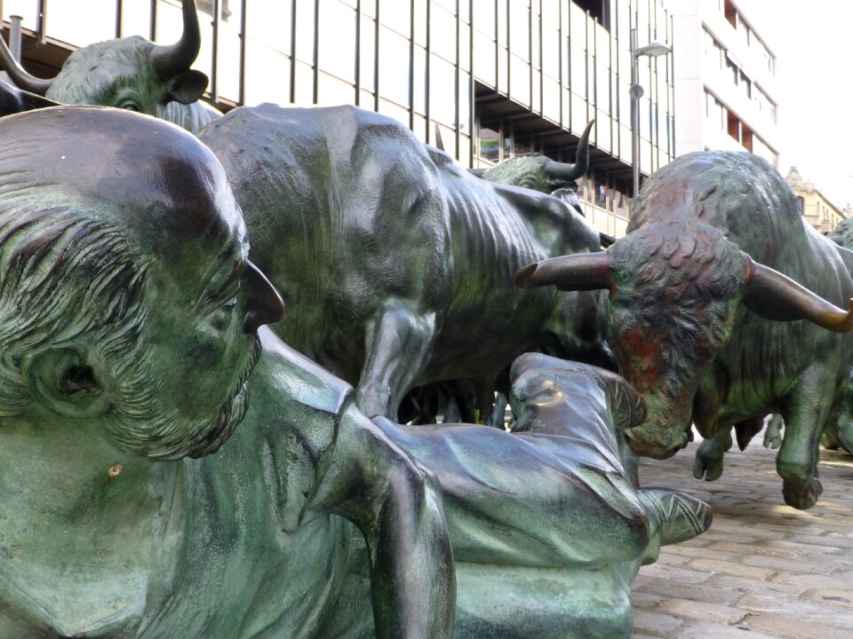 Statue bulls photo