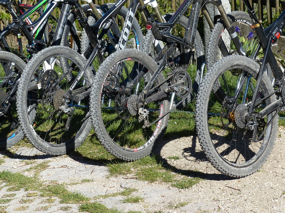Tire studs mountain bike tour circuit