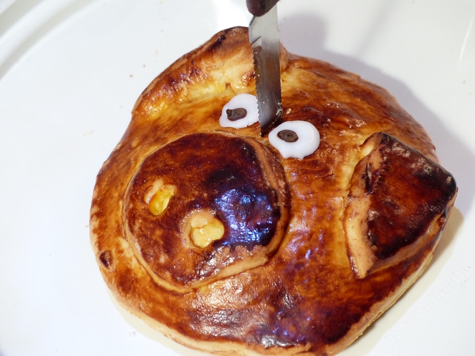 Knife lucky pig pastries