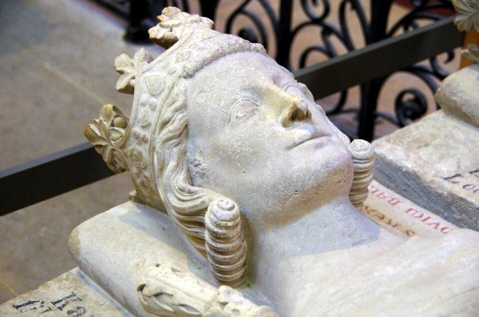 Tomb king recumbent