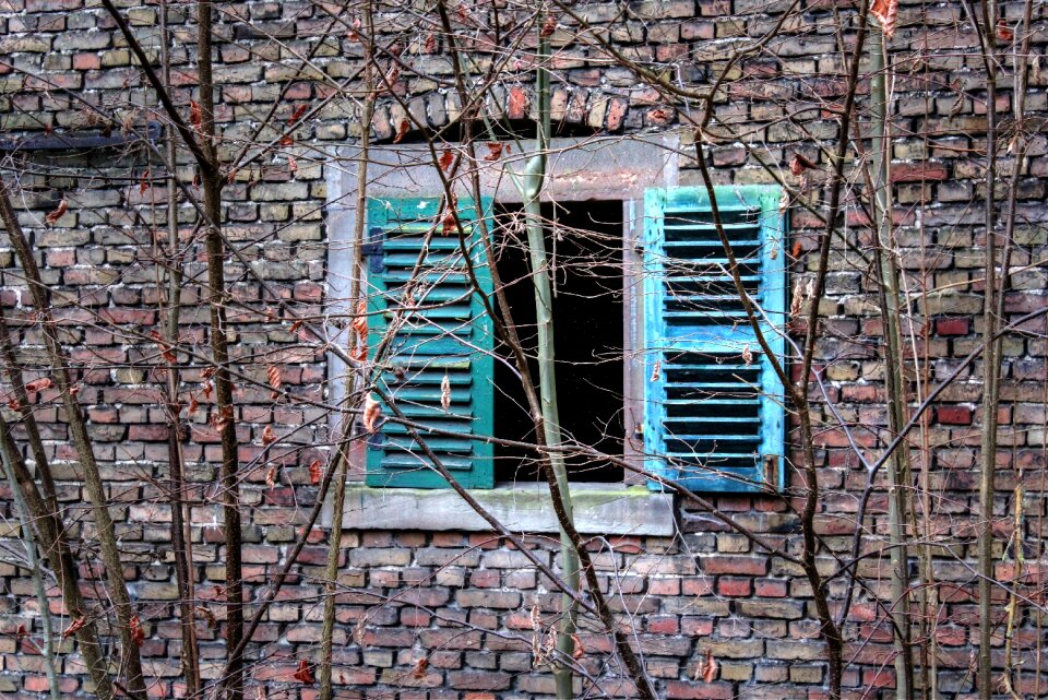 Shutter bricks old