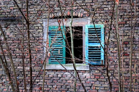 Shutter bricks old