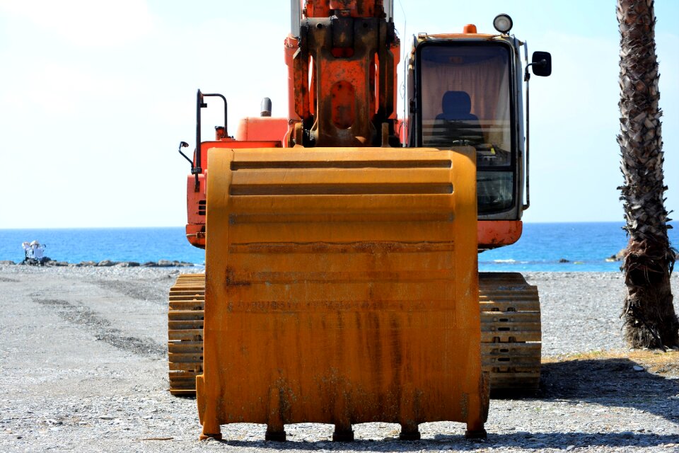Works construction shovel